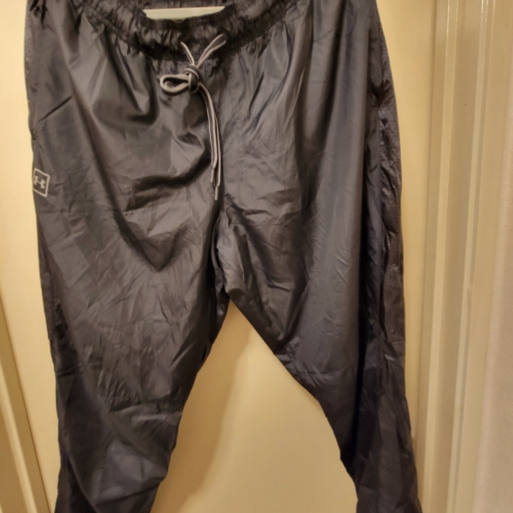 Mens Under Armour Nylon Windbreaker Track Pants Black XL Excellent used cond